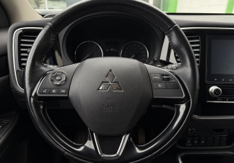 Подержанный автомобиль Mitsubishi Outlander 2022 года (12 фото)