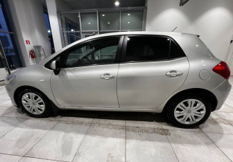Подержанный автомобиль Toyota Auris Hatchback 2008 года (5 фото)