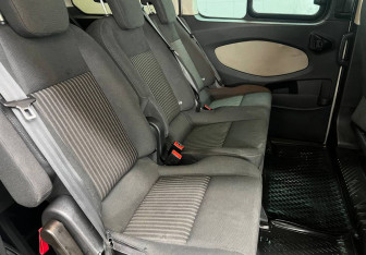 Подержанный автомобиль Ford Tourneo Custom 2017 года (15 фото)