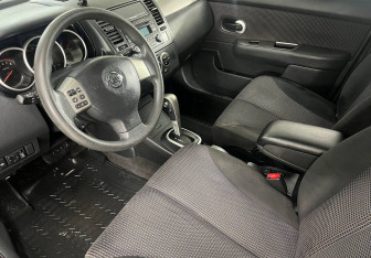 Подержанный автомобиль Nissan Tiida Hatchback 2013 года (10 фото)