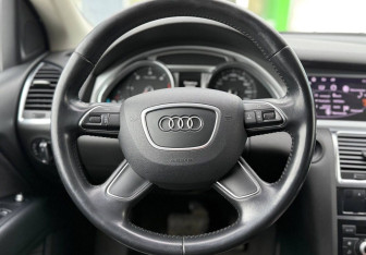 Подержанный автомобиль Audi Q7 2015 года (12 фото)