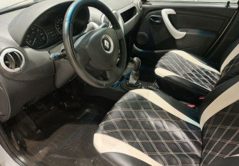 Подержанный автомобиль Renault Logan Sedan 2013 года (10 фото)