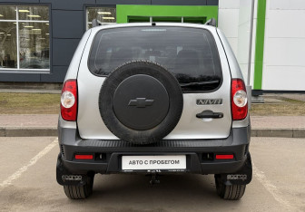 Подержанный автомобиль Chevrolet Niva 2015 года (6 фото)
