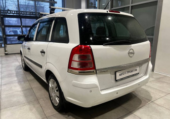 Подержанный автомобиль Opel Zafira Compactvan 2011 года (4 фото)