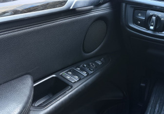 Подержанный автомобиль BMW X6 2016 года (17 фото)