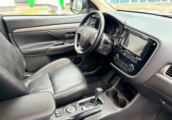 Подержанный автомобиль Mitsubishi Outlander 2014 года (10 фото)