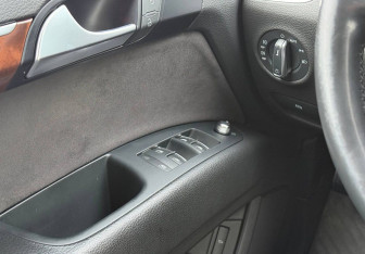 Подержанный автомобиль Audi Q7 2015 года (17 фото)