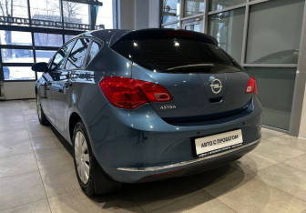 Подержанный автомобиль Opel Astra Hatchback 2013 года (8 фото)