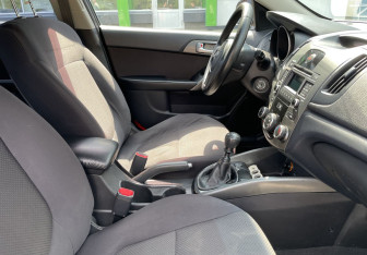 Подержанный автомобиль Kia Cerato Sedan 2010 года (10 фото)