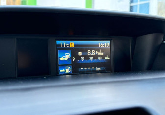 Подержанный автомобиль Subaru XV 2014 года (16 фото)