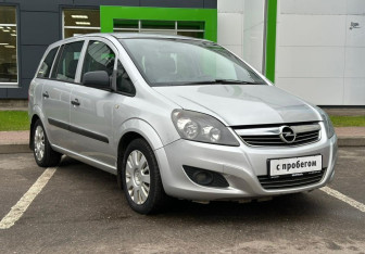 Подержанный автомобиль Opel Zafira Compactvan 2010 года (3 фото)