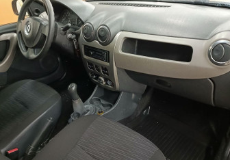 Подержанный автомобиль Renault Logan Sedan 2010 года (10 фото)