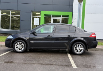 Подержанный автомобиль Renault Megane Sedan 2004 года (8 фото)