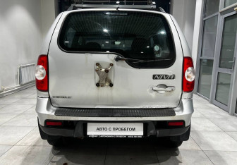 Подержанный автомобиль Chevrolet Niva 2010 года (6 фото)