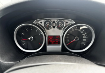 Подержанный автомобиль Ford Focus Sedan 2011 года (13 фото)