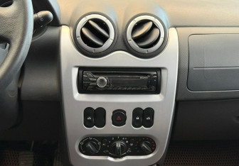 Подержанный автомобиль Renault Sandero 2013 года (13 фото)