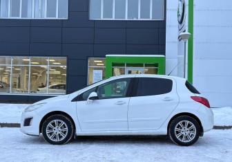 Подержанный автомобиль Peugeot 308 Hatchback 2012 года (8 фото)