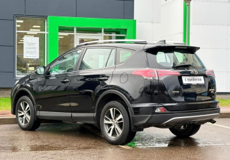 Подержанный автомобиль Toyota RAV4 2016 года (7 фото)