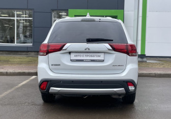 Подержанный автомобиль Mitsubishi Outlander 2018 года (6 фото)