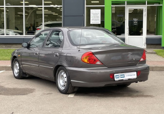 Подержанный автомобиль Kia Spectra Sedan 2006 года (7 фото)