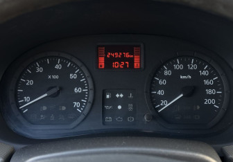 Подержанный автомобиль Renault Sandero 2011 года (12 фото)