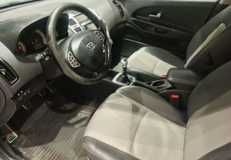 Подержанный автомобиль Kia Ceed Wagon 2008 года (10 фото)