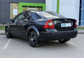 Подержанный автомобиль Ford Focus Sedan 2007 года (7 фото)