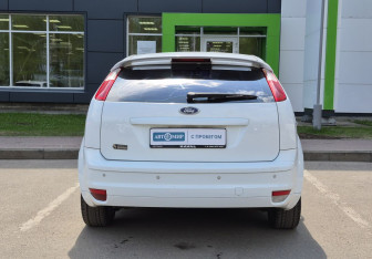 Подержанный автомобиль Ford Focus Hatchback 2007 года (6 фото)