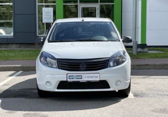 Подержанный автомобиль Renault Sandero 2010 года (2 фото)