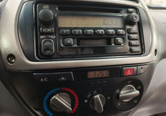 Подержанный автомобиль Toyota RAV4 2002 года (12 фото)