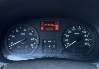 Подержанный автомобиль Renault Sandero 2010 года (12 фото)