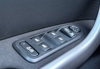 Подержанный автомобиль Peugeot 308 Hatchback 2012 года (14 фото)