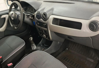 Подержанный автомобиль Renault Logan Sedan 2011 года (10 фото)