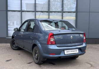 Подержанный автомобиль Renault Logan Sedan 2010 года (8 фото)