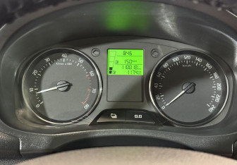 Подержанный автомобиль Skoda Fabia Hatchback 2011 года (12 фото)