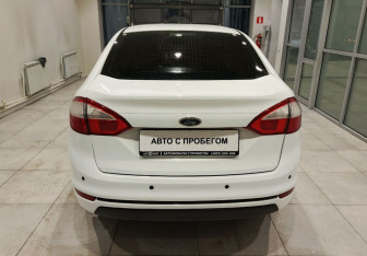 Подержанный автомобиль Ford Fiesta Sedan 2016 года (7 фото)