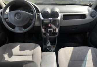 Подержанный автомобиль Renault Sandero 2010 года (9 фото)