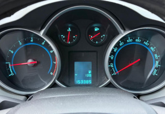 Подержанный автомобиль Chevrolet Cruze Hatchback 2013 года (12 фото)