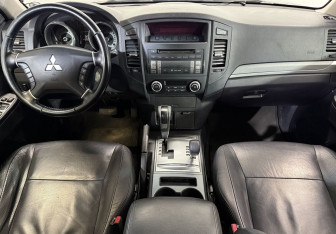 Подержанный автомобиль Mitsubishi Pajero 2011 года (9 фото)
