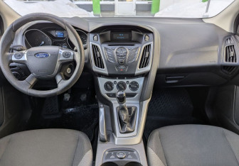 Подержанный автомобиль Ford Focus Sedan 2013 года (9 фото)