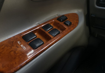 Подержанный автомобиль Toyota Land Cruiser Suv 2006 года (15 фото)