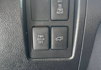 Подержанный автомобиль Toyota Land Cruiser Suv 2012 года (19 фото)