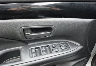 Подержанный автомобиль Mitsubishi Outlander 2022 года (15 фото)