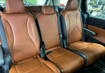 Подержанный автомобиль Kia Carnival 2023 года (11 фото)