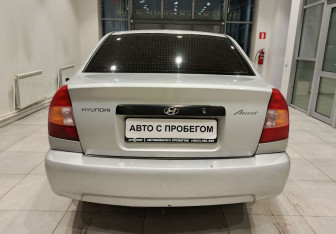 Подержанный автомобиль Hyundai Accent Sedan 2004 года (9 фото)