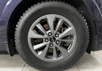 Подержанный автомобиль Kia Carnival 2021 года (11 фото)