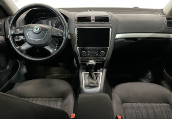 Подержанный автомобиль Skoda Octavia Liftback 2011 года (9 фото)