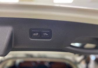 Подержанный автомобиль Kia Carnival 2023 года (14 фото)