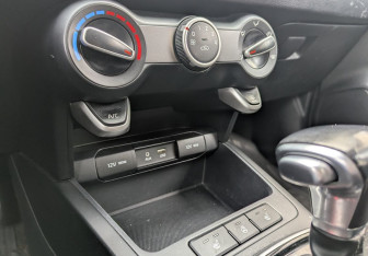 Подержанный автомобиль Kia Rio Hatchback 2018 года (15 фото)