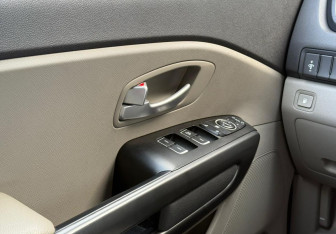 Подержанный автомобиль Kia Carnival 2015 года (16 фото)